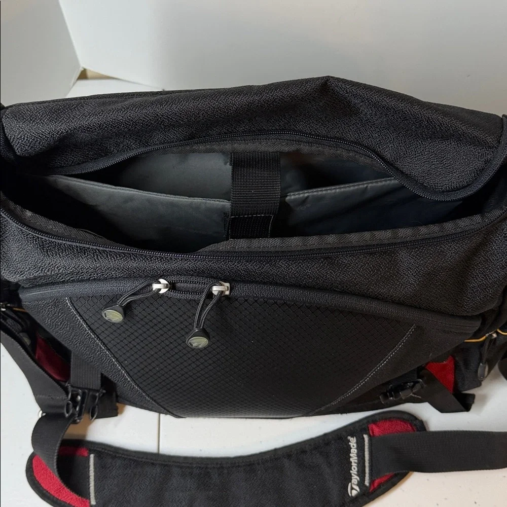 TaylorMade laptop computer/messenger bag, great look for the golfer at work